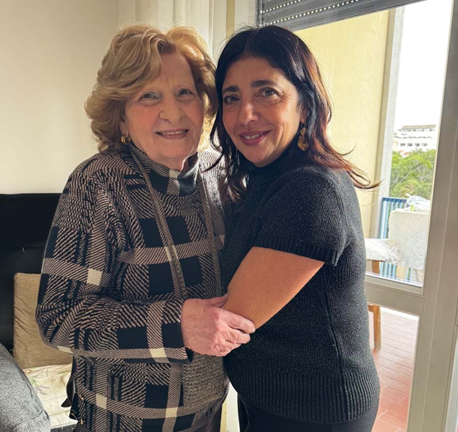 Proprietaria e residente che si abbracciano